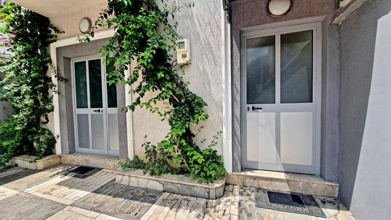 A Cheerful Villa With Free Parking Space Tirana Exterior photo
